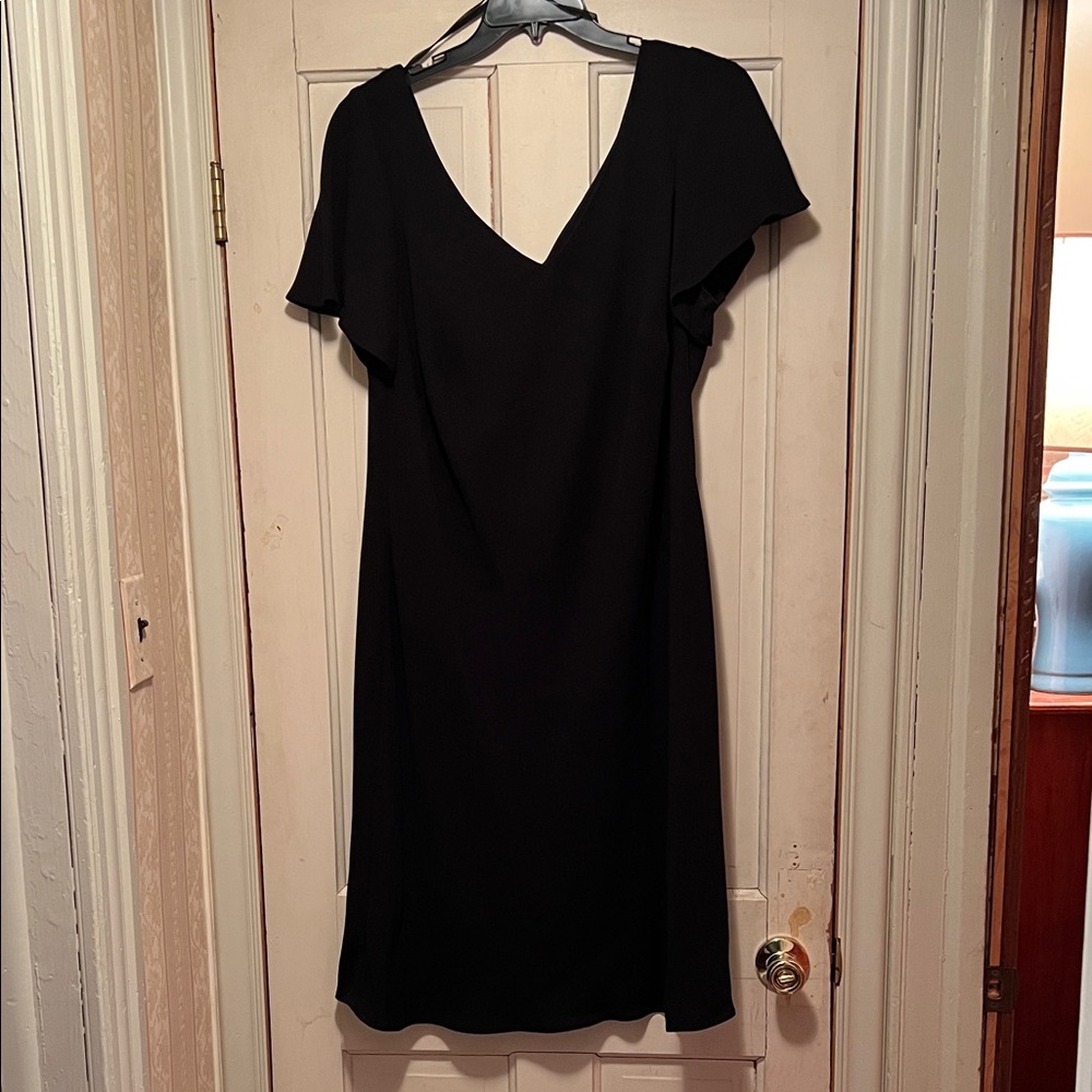 Chic Black V-Neck Midi Dress